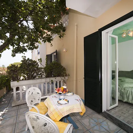 Giardino Delle Ninfe E La Fenice Ischia