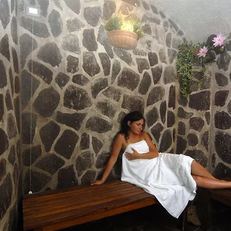 Giardino Delle Ninfe E La Fenice מלון 3*